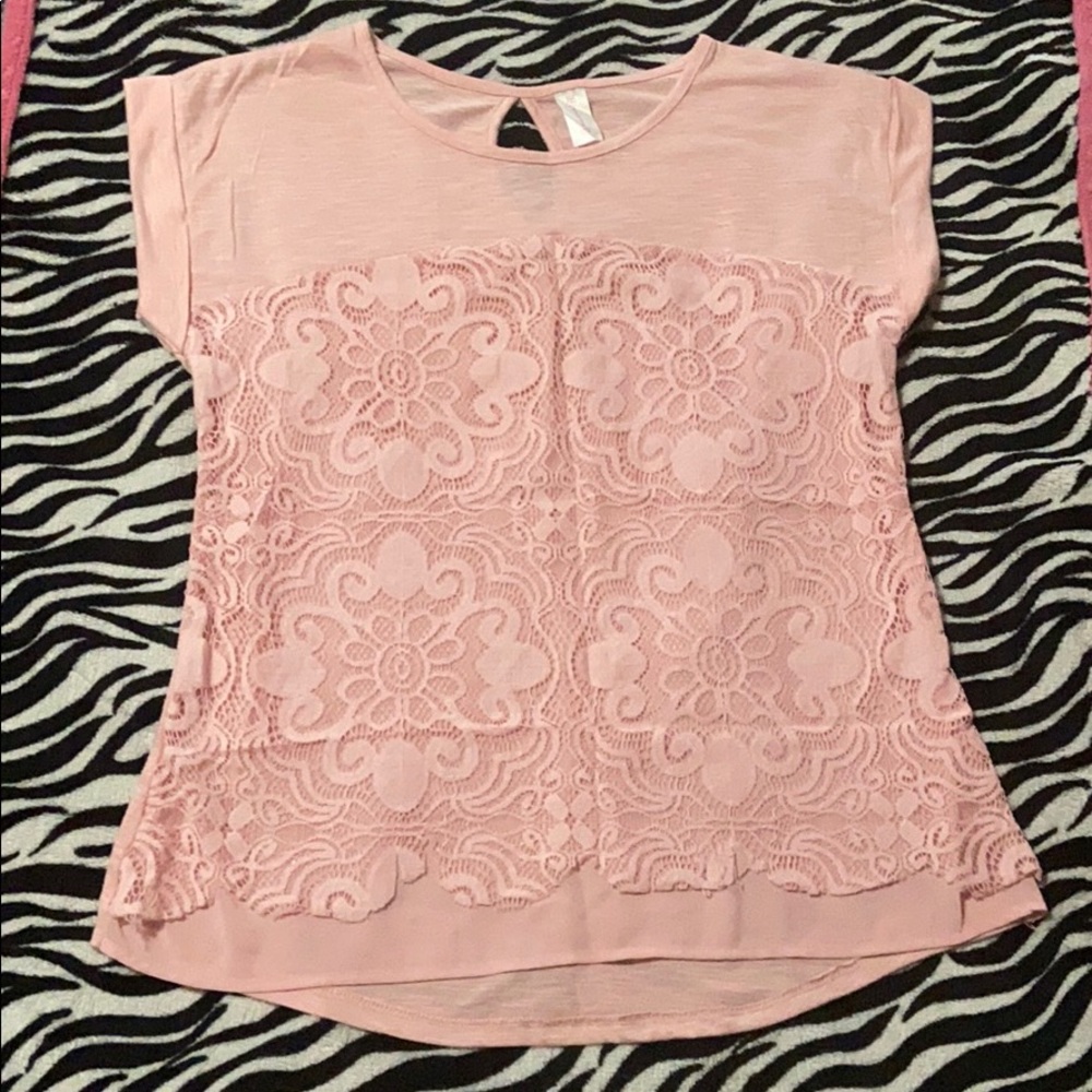 Short sleeve top w/ lace overlay